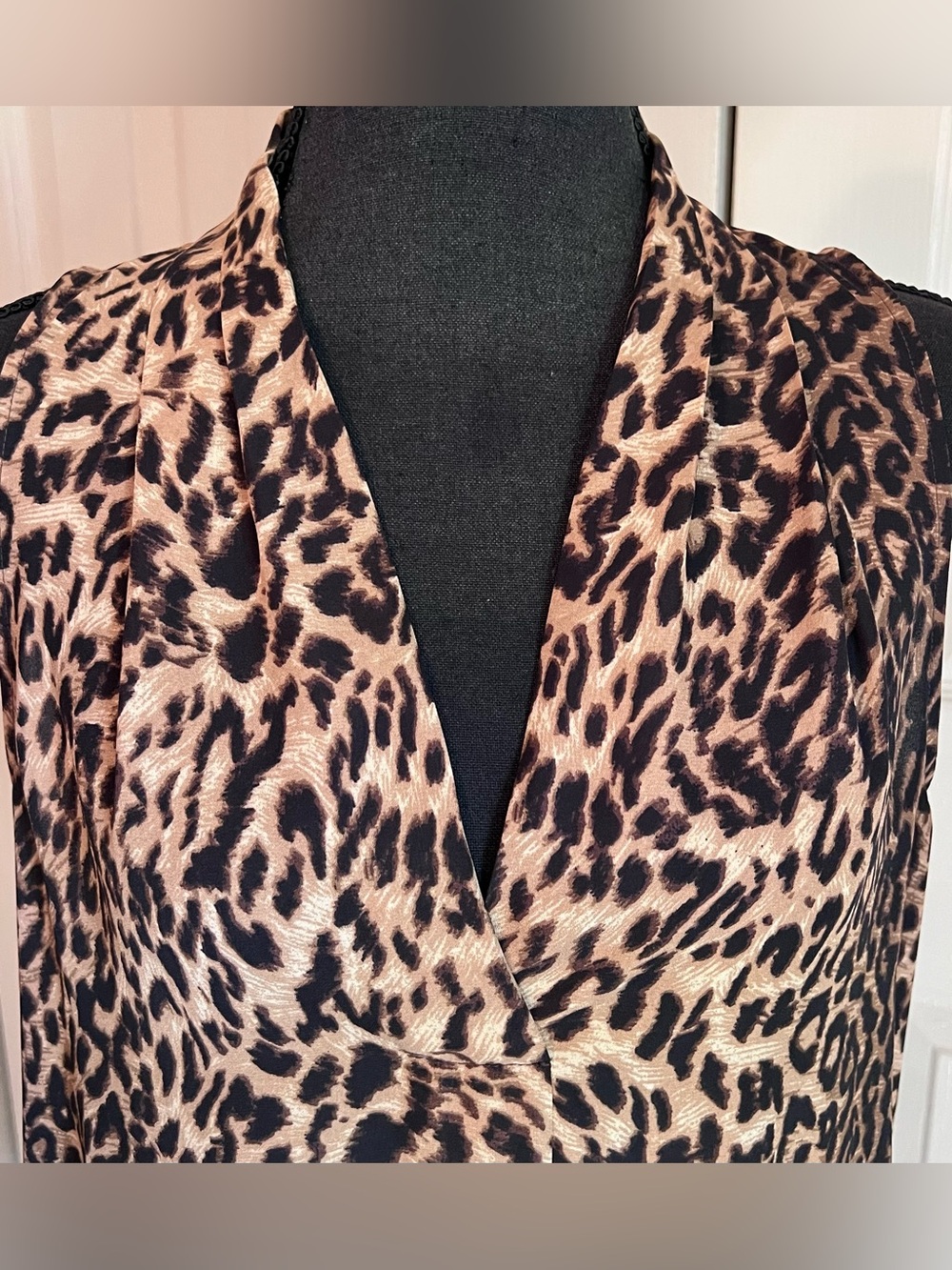 Vince Camuto Leopard Print Sleeveless V-Neck Top Corpcore Women’s Size Medium - Picture 3 of 10